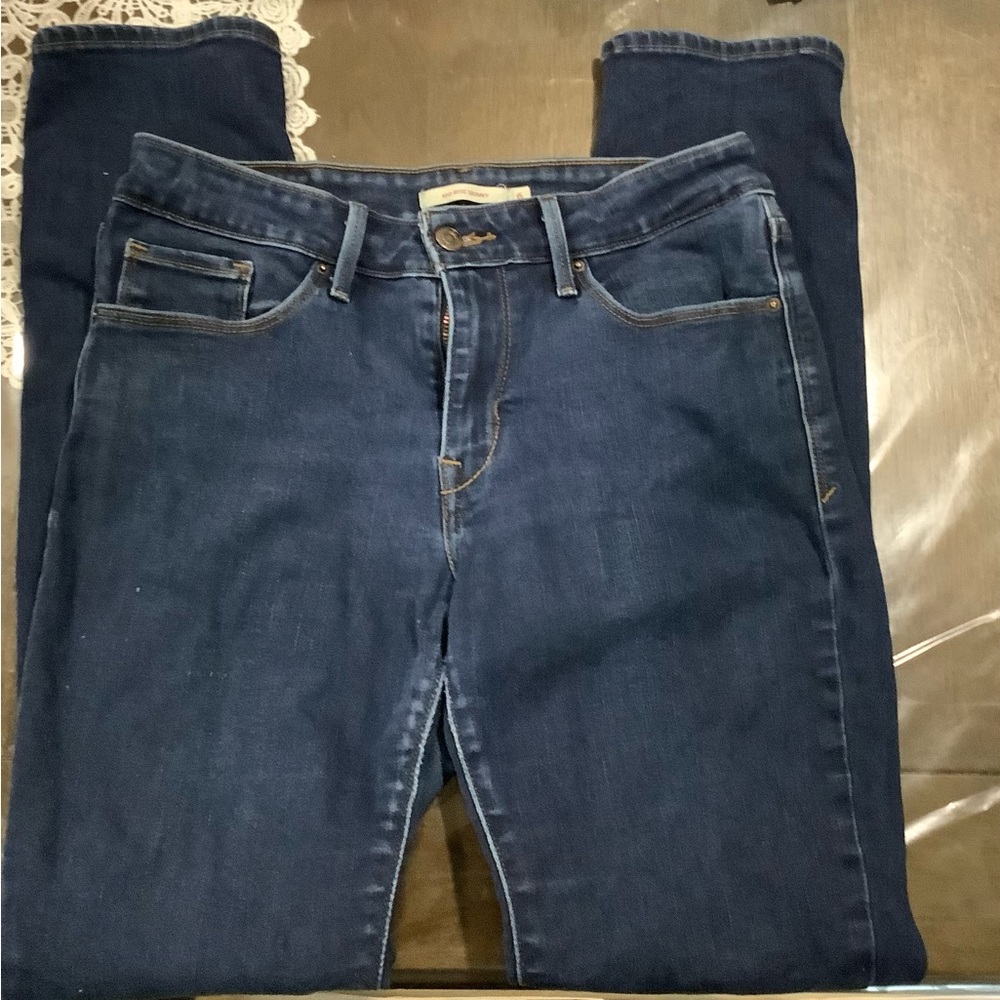 Dark-wash Levi’s mid-rise skinny jeans